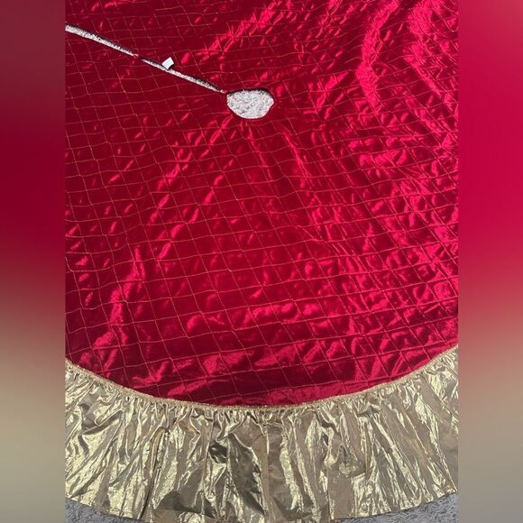 Red and Gold Quilted Velvet Christmas Tree Skirt - Picture 14 of 15